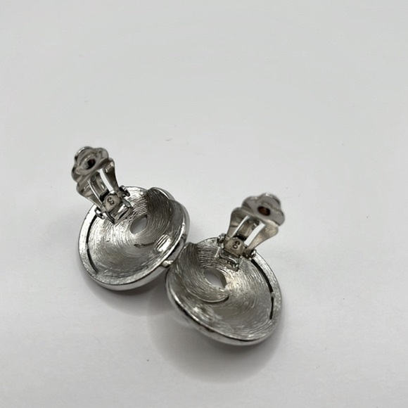 Crown Trifari Estate Silver Matte Silver Plated Clip On Earrings signed - Picture 10 of 10